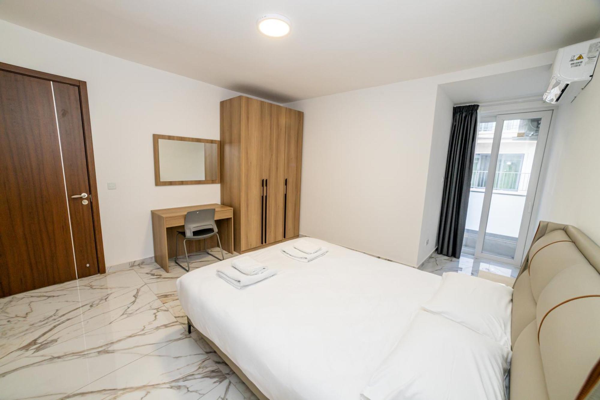 Charming 2-bedroom, 2-bathroom In Malta شقة *